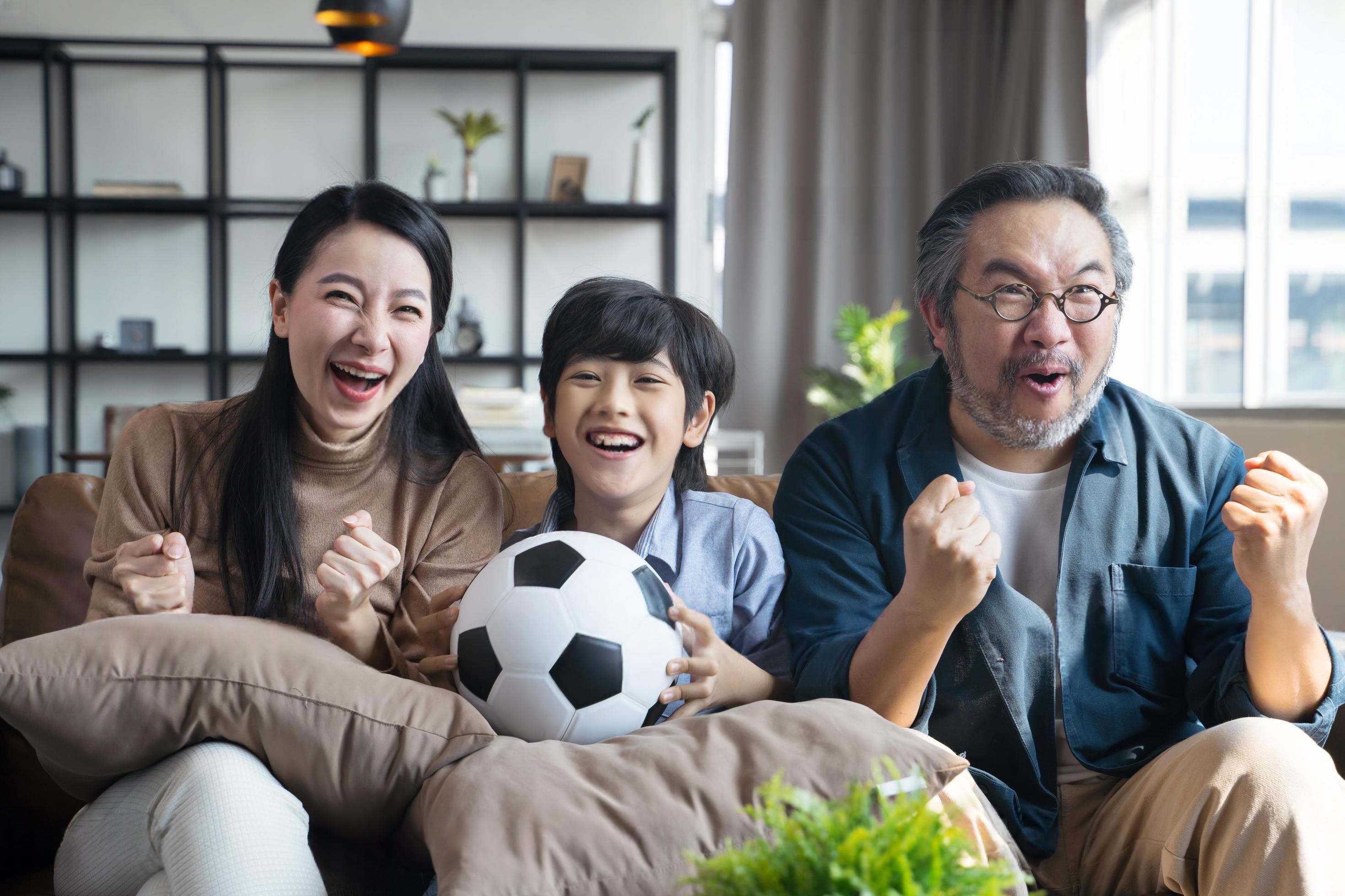 How to choose the best IPTV provider in 2026 with 10 essential factors guide showing channel selection, streaming quality, and pricing comparison