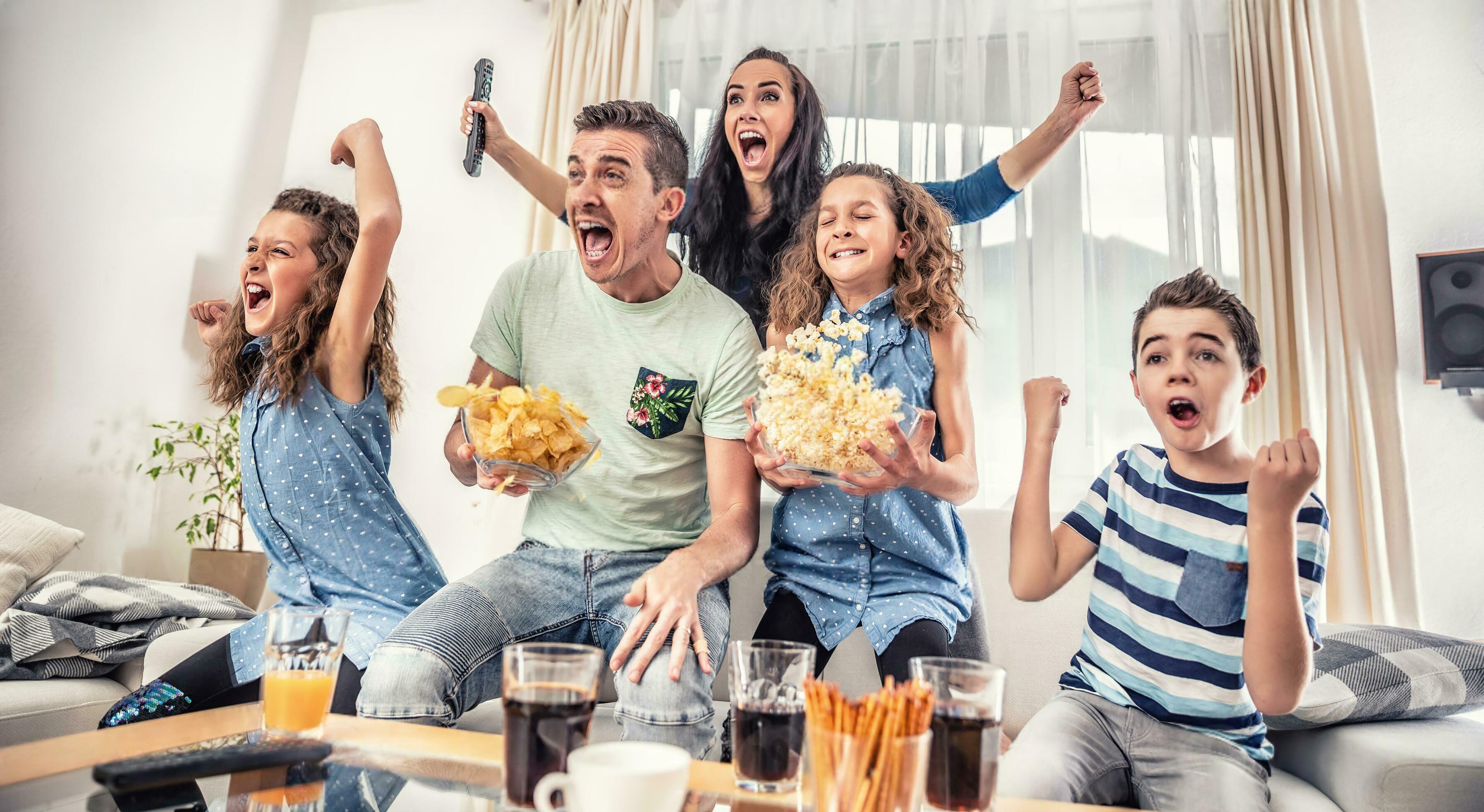 Marinios IPTV pricing plans comparison showing monthly and annual costs with savings